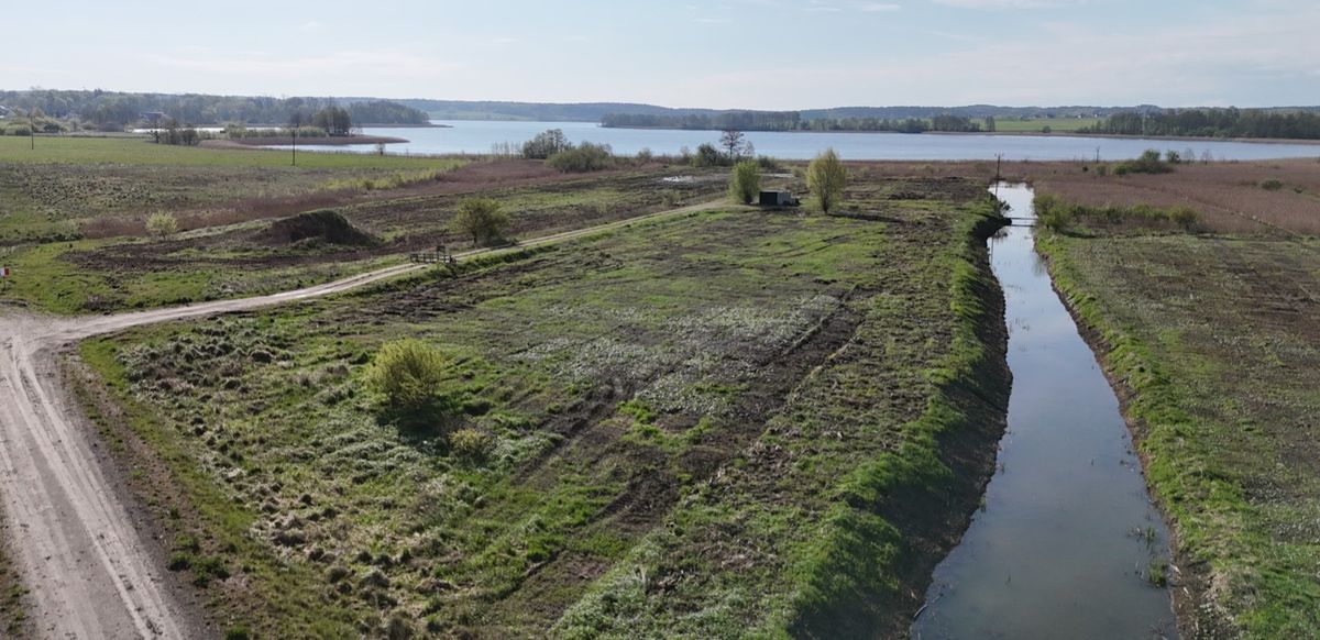 Działka nad jeziorem